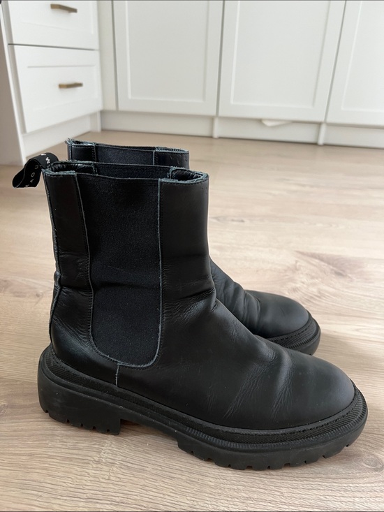 Maguire Shoes - Women's Black Heeled Chelsea Boots - Classic Slip-On Style